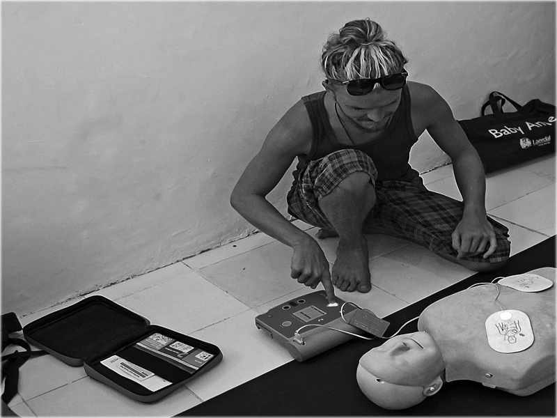PADI IDC Gili Islands AED training