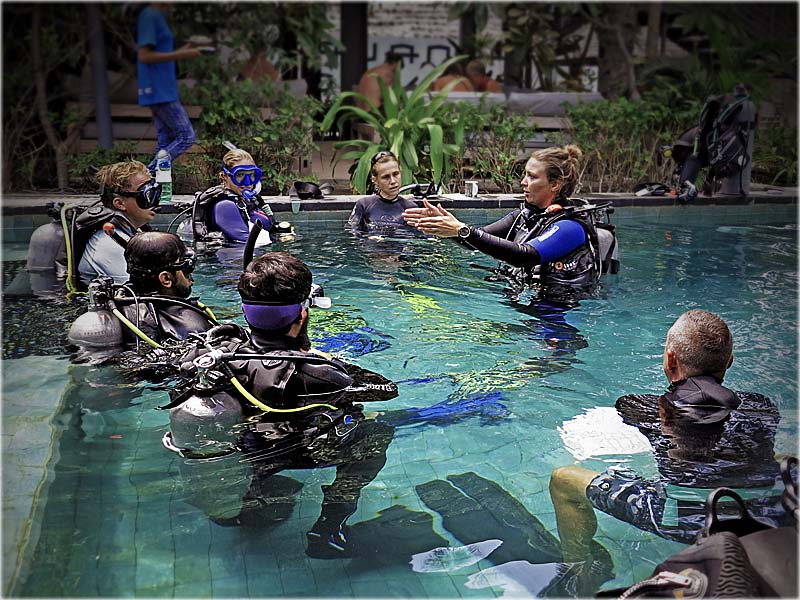 Gili IDC Confined PADI training