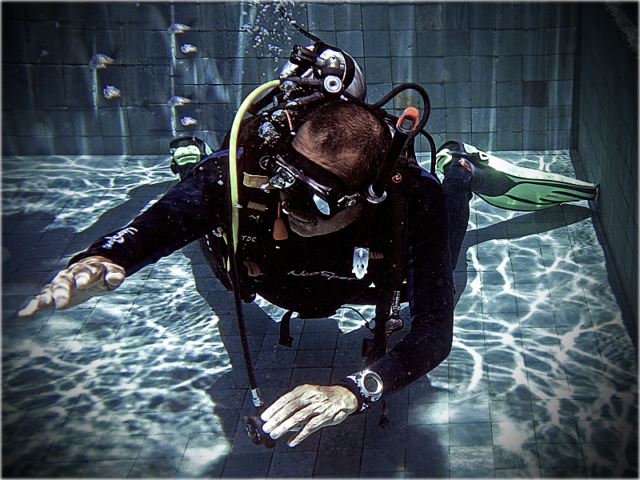 PADI IDC candidate demonstrating Reg Recovery